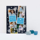 Snowy Fotobooth Hanukkah Foto Collage Feiertagskarte<br><div class="desc">Die niedliche Hanukkah-Fotokarte verfügt über zwei Foto-Messestände,  jeweils mit drei Fotos und einem blauen Texteditor,  für insgesamt sechs Fotos. Personalisieren Sie das Jahr und Ihren Familiennamen oder Namen in whimsical,  festliche weiße Schrift,  auf einem marineblau Hintergrund gepunktet mit handweißen Schneeflocken und weißen Sternen von David.</div>