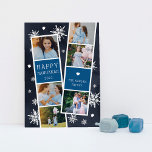 Snowy Fotobooth Hanukkah Foto Collage Feiertagskarte<br><div class="desc">Die niedliche Hanukkah-Fotokarte verfügt über zwei Foto-Messestände,  jeweils mit drei Fotos und einem blauen Texteditor,  für insgesamt sechs Fotos. Personalisieren Sie das Jahr und Ihren Familiennamen oder Namen in whimsical,  festliche weiße Schrift,  auf einem marineblau Hintergrund gepunktet mit handweißen Schneeflocken und weißen Sternen von David.</div>