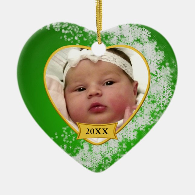 Snowy Green Baby's First Christmas Custom Keramikornament (Vorne)