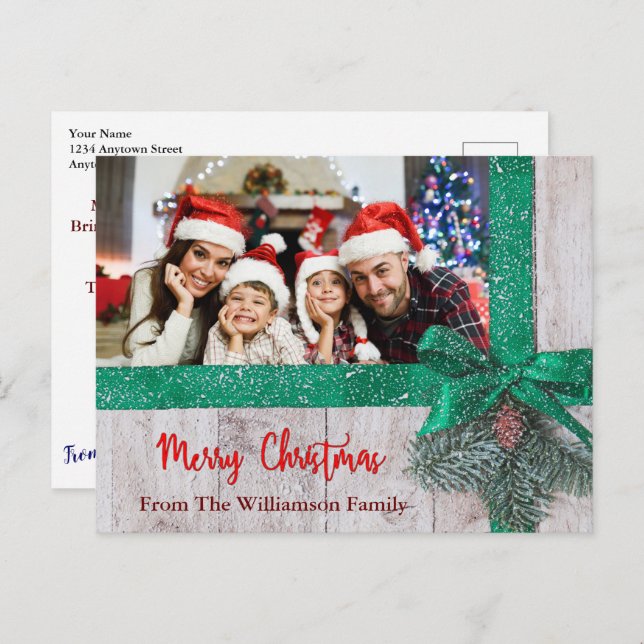 Snowy Green Ribbon Bow auf Wood Foto Weihnachten Postkarte (Vorne/Hinten)