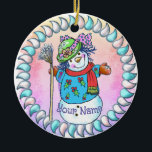 Snowy Lady Snowman Ornamente<br><div class="desc">Snowy Lady Snowman Ornamente von ArtMuvz Illustration,  passend zum Schneemannkleid,  T - Shirt,  Oma Geschenke. Weihnachts-T - Shirt,  Weihnachtsgeschenke und Winterkleidung. Fügen Sie Ihren Namen hinzu oder fügen Sie stattdessen Text hinzu. Passen Sie dieses Schneemann-Ornament an,  um es für Sie einzigartig zu machen oder als personalisiertes Geschenk zu geben</div>