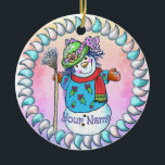 Snowy Lady Snowman Ornamente<br><div class="desc">Snowy Lady Snowman Ornamente von ArtMuvz Illustration,  passend zum Schneemannkleid,  T - Shirt,  Oma Geschenke. Weihnachts-T - Shirt,  Weihnachtsgeschenke und Winterkleidung. Fügen Sie Ihren Namen hinzu oder fügen Sie stattdessen Text hinzu. Passen Sie dieses Schneemann-Ornament an,  um es für Sie einzigartig zu machen oder als personalisiertes Geschenk zu geben</div>