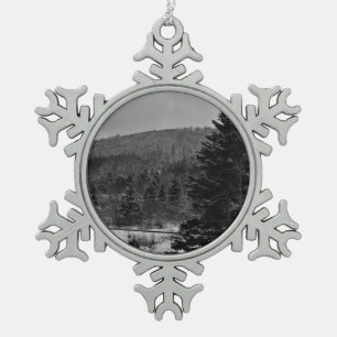 Snowy-Landschaft in Schwarzweiss Schneeflocken Zinn-Ornament