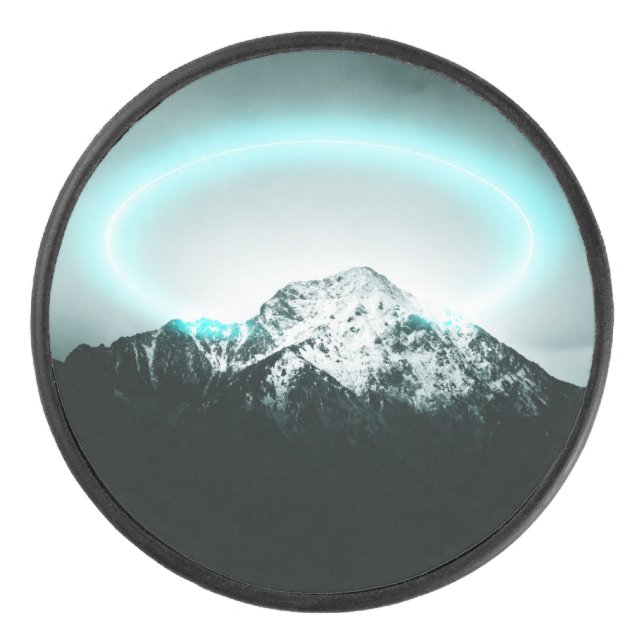 Snowy mountain mysterious blue neon light eishockey puck (Vorderseite)