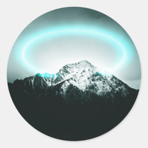 Snowy mountain mysterious blue neon light runder aufkleber