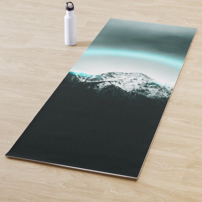 Snowy mountain mysterious blue neon light yogamatte (Beispiel)