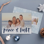 Snowy Peace | Hanukkah-Fotokarte Feiertagskarte<br><div class="desc">Moderne Hanukkah-Fotokarten zeichnen Ihr Lieblingsbild mit einer weißen Schneeflocke entlang der Unterseite aus. "Friede und Licht" erscheint in marineblauer,  blauer Schrift mit dem Buchstaben "Pinseltypografie",  mit Ihren Namen und dem Jahr darunter. Passen Sie die Schneeflocke mit drei zusätzlichen Fotos und einer persönlichen Nachricht gemustert an.</div>