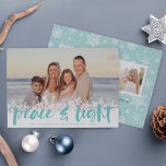 Snowy Peace | Hanukkah-Fotokarte Feiertagskarte<br><div class="desc">Moderne Hanukkah-Fotokarten zeichnen Ihr Lieblingsbild mit einer weißen Schneeflocke entlang der Unterseite aus. "Friede und Licht" erscheint in Aqua handgeschriebene Pinseltypografie,  mit Ihren Namen und das Jahr darunter. Passen Sie die Schneeflocke mit drei zusätzlichen Fotos und einer persönlichen Nachricht gemustert an.</div>