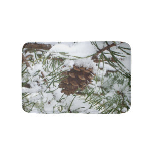 Snowy Pine Cone I Winter Nature Fotografy Badematte
