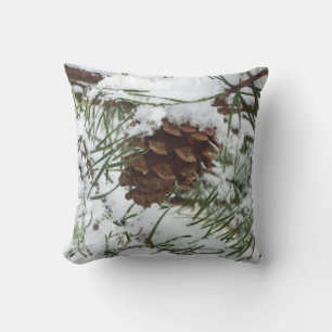 Snowy Pine Cone I Winter Nature Fotografy Kissen