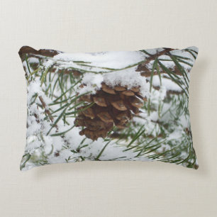 Snowy Pine Cone I Winter Nature Fotografy Zierkissen