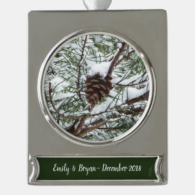 Snowy Pine Cone II Winterlandfotografie Banner-Ornament Silber (Vorderseite)