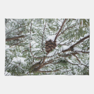 Snowy Pine Cone II Winterlandfotografie Handtuch