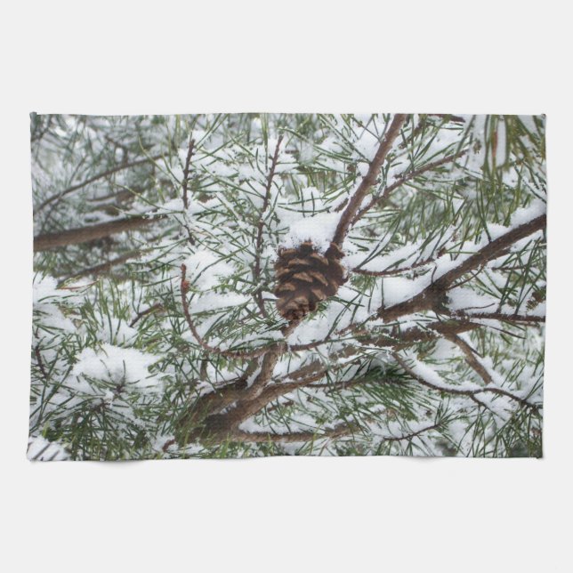 Snowy Pine Cone II Winterlandfotografie Handtuch (Horizontal)