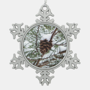 Snowy Pine Cone II Winterlandfotografie Schneeflocken Zinn-Ornament