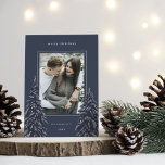 Snowy Pine | Elegantes Weihnachts-Foto Feiertagskarte<br><div class="desc">Ein modernes und elegantes Weihnachtskartendesign mit einem senkrechten Single-Foto auf marinebasischem Hintergrund. Zwei große Kiefernbäume umrahmen Ihr Foto mit weißem Schnee. Personalisieren Sie mit Ihrem individuellen Urlaubsgruß,  Familiennamen und dem Jahr.</div>