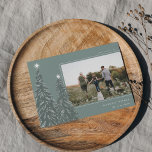 Snowy Pines | Elegantes Weihnachts-Foto Feiertagskarte<br><div class="desc">Modernes und elegantes Weihnachtskartendesign mit einem Foto auf einem grünen Hintergrund mit schneebedeckten Pinien und weißen Sternen. Personalisieren Sie mit Ihrem individuellen Urlaubsgruß,  Familiennamen und dem Jahr.</div>