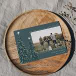 Snowy Pines | Elegantes Weihnachts-Foto Feiertagskarte<br><div class="desc">Moderne und elegante Weihnachtskarte mit einem waagerechten Foto auf einem grünen Waldboden,  umgeben von schneebedeckten Pinien und weißen Sternen. Personalisieren Sie mit Ihrem individuellen Urlaubsgruß,  Familiennamen und dem Jahr.</div>