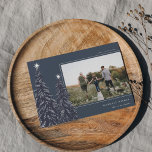 Snowy Pines | Elegantes Weihnachts-Foto Feiertagskarte<br><div class="desc">Moderne und elegante Weihnachtskarte mit einem Foto in marineblau,  schneebedeckten Kiefern und weißen Sternen. Personalisieren Sie mit Ihrem individuellen Urlaubsgruß,  Familiennamen und dem Jahr.</div>