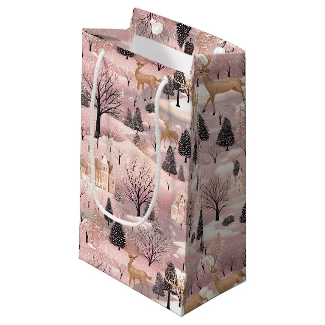 Snowy Pink Deer Forest Kleine Geschenktüte (Vorderseite Schrägansicht)