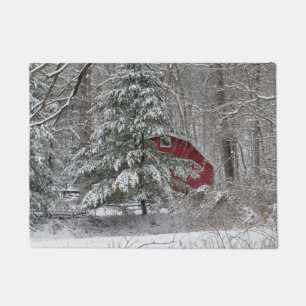 Snowy Red Barn Fußmatte