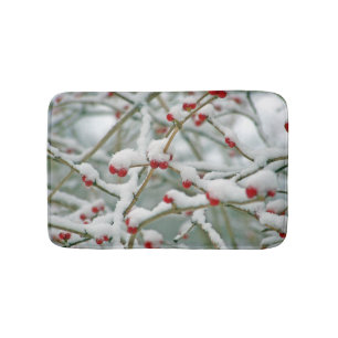Snowy Red Berries Winter Scene Badematte