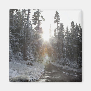 Snowy-Schotterweg, der in die Sonne einsteigt Magnet
