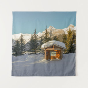 Snowy Serenity: Lake Louise und der majestätische  Wandteppich