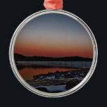 Snowy Sunset am Arrowhead See Ornament Aus Metall<br><div class="desc">Schneewitter-Sonnenuntergang am Arrowhead-See. Foto von Sandy Closs. "Sonnen-Set ", Sonnenaufgang, "Pfeilspitzen-See", "Sonnenuntergang am See""Sonnenuntergang", Himmel,  Himmel, "Bergsee", "Bergseen"</div>