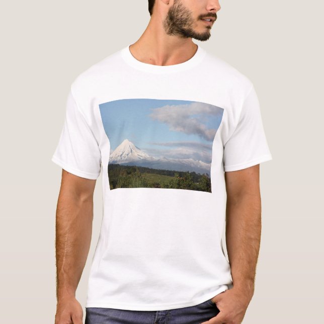 Snowy u. sonniger Mt Egmont, Taranaki, Neuseeland T-Shirt (Vorderseite)