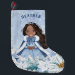 Snowy Winter African American Princess Kleiner Weihnachtsstrumpf<br><div class="desc">Dieser bezaubernde,  schneebedeckte Winterprinzessin Strumpf besticht durch eine junge afrikanische Prinzessin mit schwarzem Haar und einem blau-weißen Schneeflockenmantel und einem mit warmen Pelzen gesäumten Kap. Die Prinzessin ist von Poinsettien umgeben. Sie können mit dem Namen Ihrer Prinzessin personalisieren!</div>
