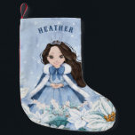 Snowy Winter Black Haired Princess Kleiner Weihnachtsstrumpf<br><div class="desc">Dieser bezaubernde,  schneebedeckte Winterprinzessin Strumpf besticht durch eine junge Prinzessin mit schwarzem Haar,  die einen blauen und weißen Schneeflockenmantel und einen mit warmen Fellen gesäumten Kap trägt. Die Prinzessin ist von Poinsettien umgeben. Sie können mit dem Namen Ihrer Prinzessin personalisieren!</div>