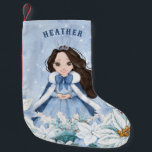 Snowy Winter Black Haired Princess Kleiner Weihnachtsstrumpf<br><div class="desc">Dieser bezaubernde,  schneebedeckte Winterprinzessin Strumpf besticht durch eine junge Prinzessin mit schwarzem Haar,  die einen blauen und weißen Schneeflockenmantel und einen mit warmen Fellen gesäumten Kap trägt. Die Prinzessin ist von Poinsettien umgeben. Sie können mit dem Namen Ihrer Prinzessin personalisieren!</div>