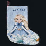 Snowy Winter Blonde Princess Kleiner Weihnachtsstrumpf<br><div class="desc">Dieser bezaubernde,  schneebedeckte Winterprinzessin-Strumpf besticht durch eine junge Prinzessin mit blonden Haaren,  die einen blauen und weißen Schneeflockenmantel und einen mit warmen Fellen gesäumten Kap trägt. Die Prinzessin ist von Poinsettien umgeben. Sie können mit dem Namen Ihrer Prinzessin personalisieren!</div>