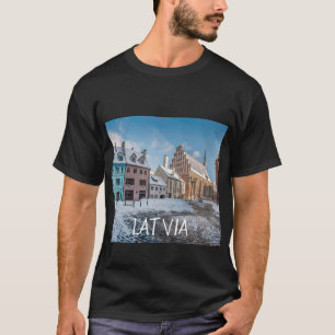 Snowy winter city centre in Riga, Lettland T-Shirt