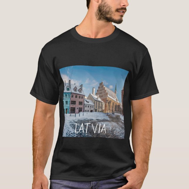 Snowy winter city centre in Riga, Lettland T-Shirt (Vorderseite)