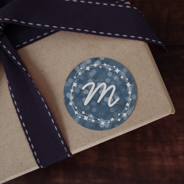 Snowy Winter Night Bokeh Holiday Monogram Runder Aufkleber (Von Creator hochgeladen)