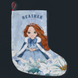 Snowy Winter Red Haired Princess Kleiner Weihnachtsstrumpf<br><div class="desc">Dieser bezaubernde,  schneebedeckte Winterprinzessin Strumpf besticht durch eine junge Prinzessin mit roten Haaren,  die einen blauen und weißen Schneeflockenschwanz und einen mit warmen Fellen gesäumten Kap trägt. Die Prinzessin ist von Poinsettien umgeben. Sie können mit dem Namen Ihrer Prinzessin personalisieren!</div>