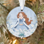 Snowy Winter Red Head Princess Ornament<br><div class="desc">Dieses bezaubernde Winterschneedekor der Prinzessin besticht durch eine schöne junge Prinzessin mit rotem Haar und einem blau-weißen Schneeflocken und einem mit warmen Pelzen gesäumten Kap. Die Prinzessin ist von Poinsettien umgeben. Sie können mit dem besonderen Namen der Prinzessin und dem Jahr personalisieren!</div>