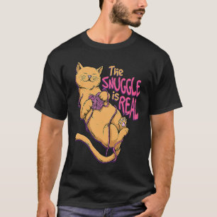 Snuggle ist ein echter Katzenkratzer. T-Shirt