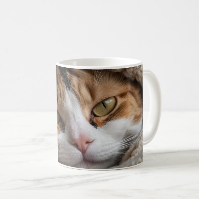 Snuggly Calico Cat und Blanket Kaffeetasse (VorderseiteRechts)