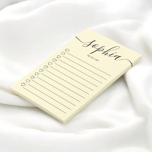 So listen Sie Skriptschwerpunkte mit gelben Anmerk Post-it Klebezettel