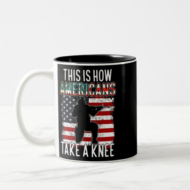 So nehmen Amerikaner knielustige Geschenkgutschein Zweifarbige Tasse (Links)