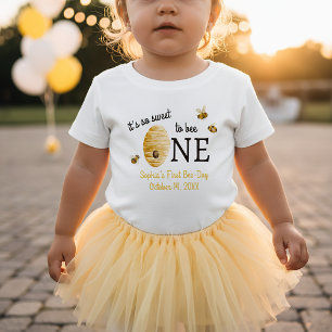 So süß, eine Biene zu sein, erster Geburtstag Wabe Baby T-shirt