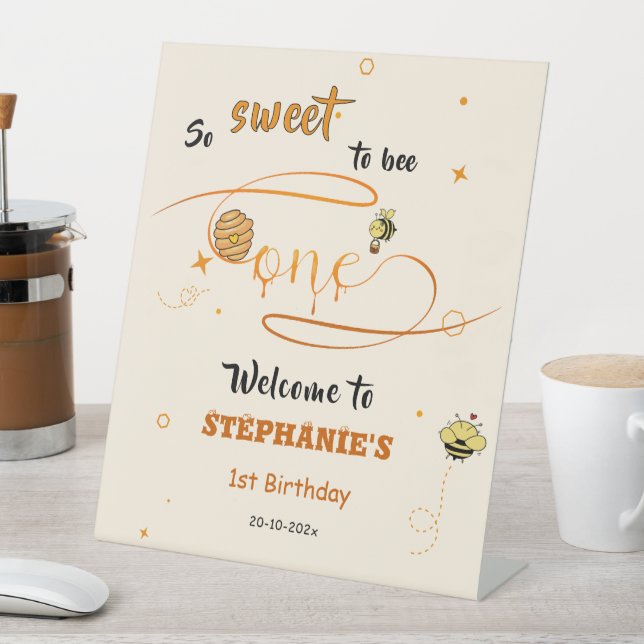 So Sweet To Bee One Honey Bee 1st Birthday Welcome Sockelschild (In Situ)