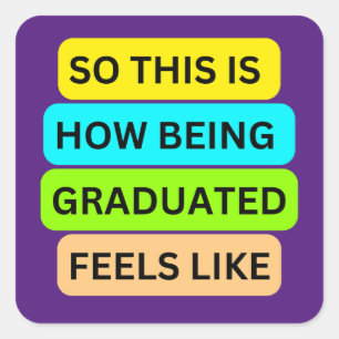 SO_THIS_IS_HOW_BEING_GRADUATED_FEELS_LIKE Lila Quadratischer Aufkleber