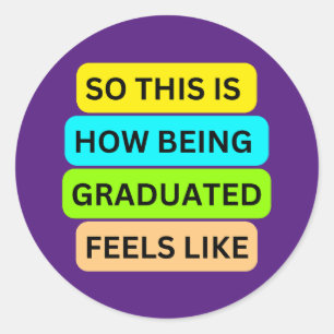 SO_THIS_IS_HOW_BEING_GRADUATED_FEELS_LIKE Lila Runder Aufkleber