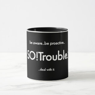 SO!Trouble-Logo und Tagline auf Schwarz Tasse