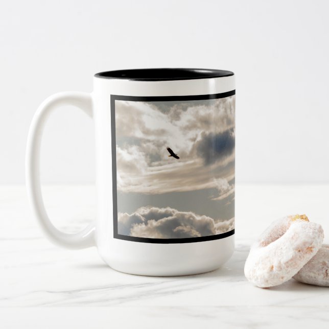 Soaring Bald Eagle Zweifarbige Tasse (Mit Donut)