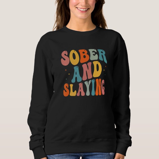 Sober and Slaying Sobriety Recovery Anniversary Aw Sweatshirt (Vorderseite)
